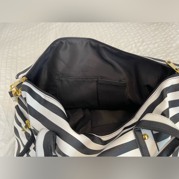 Weekend/gym bag vegan leather no tag but like new - Picture 8 of 12